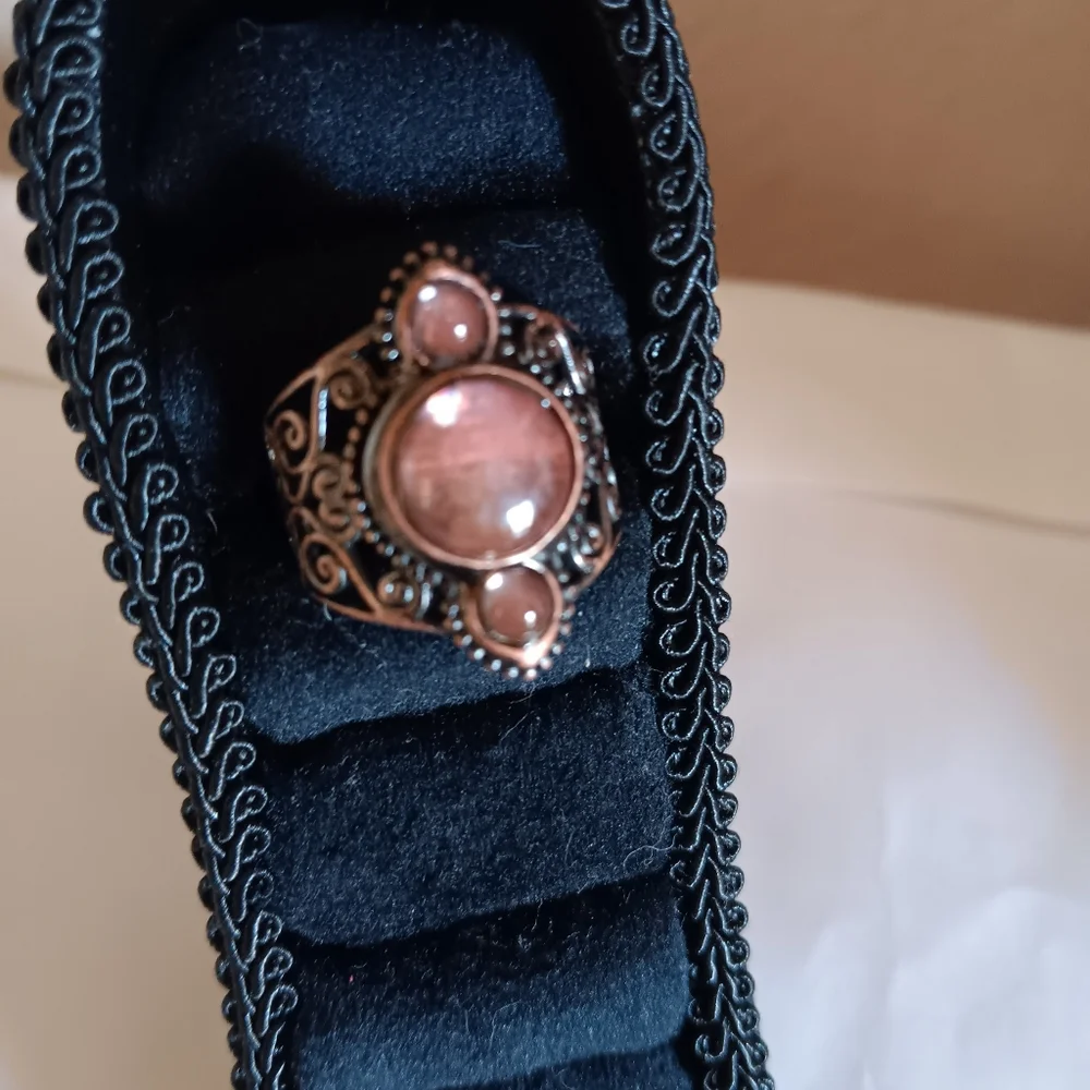 Ladies ring - Picture 1 of 7